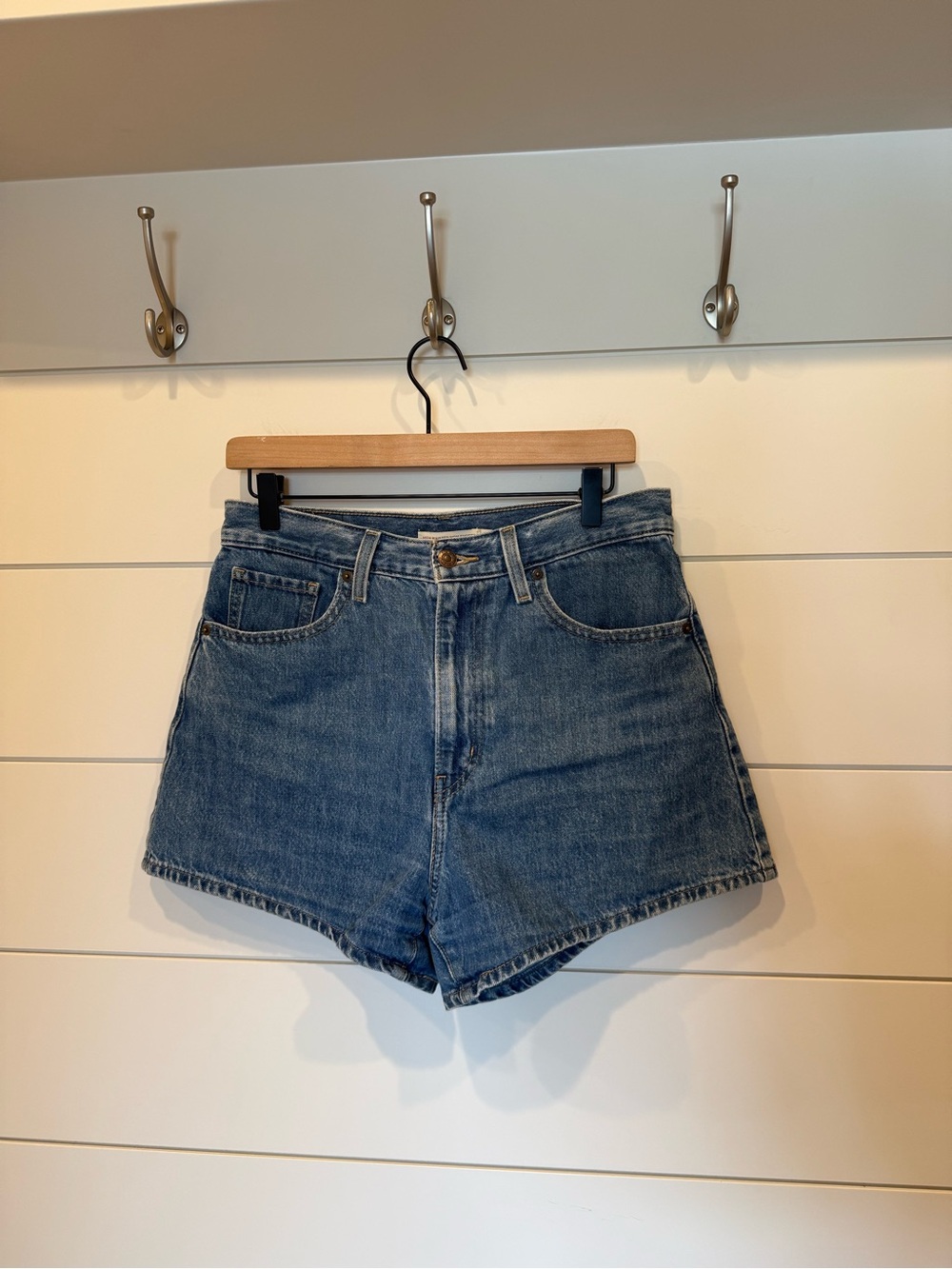 LEVIS HIGH WAISTED MOM SHORTS 29 - Picture 3 of 9
